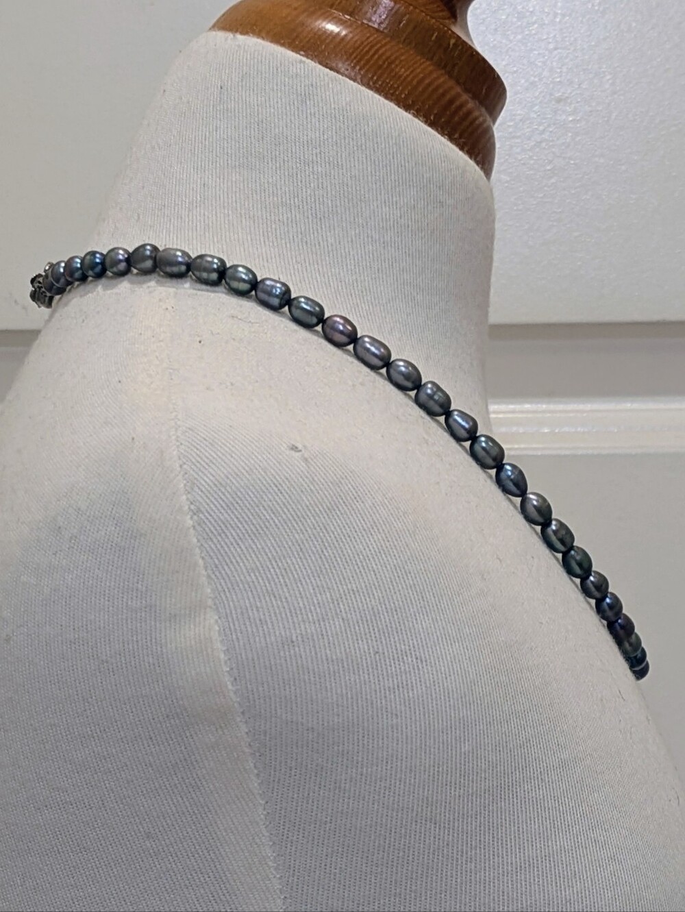 GUC Genuine Black Tahitian Circle Pearl Strand Necklace with Box Clasp - Picture 7 of 8